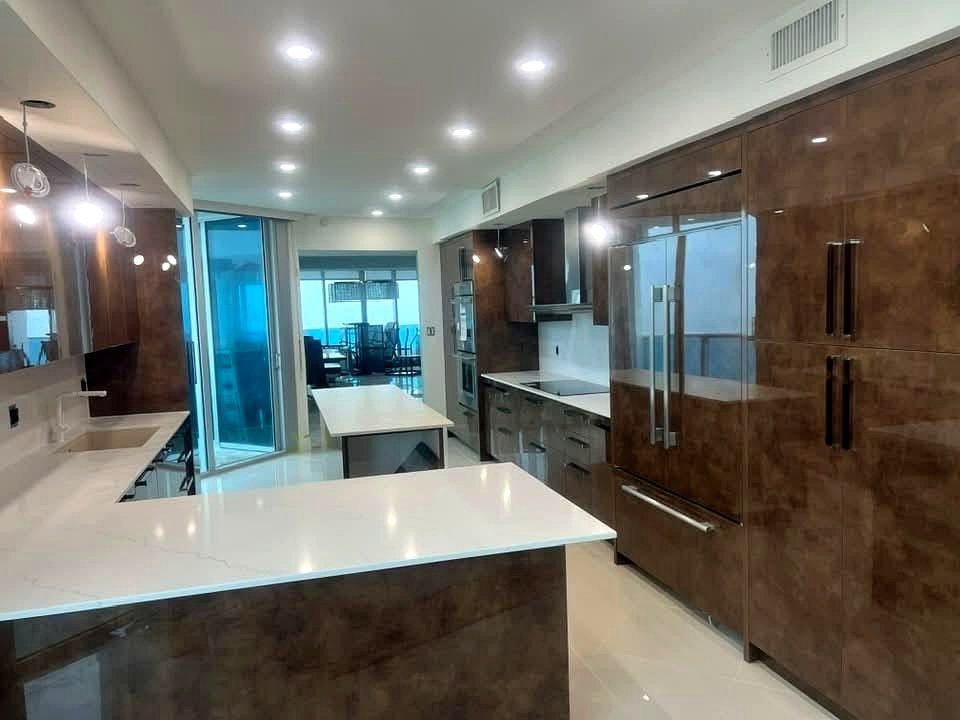 Lacquer cabinet kitchen with quartz island, high-rise renovation